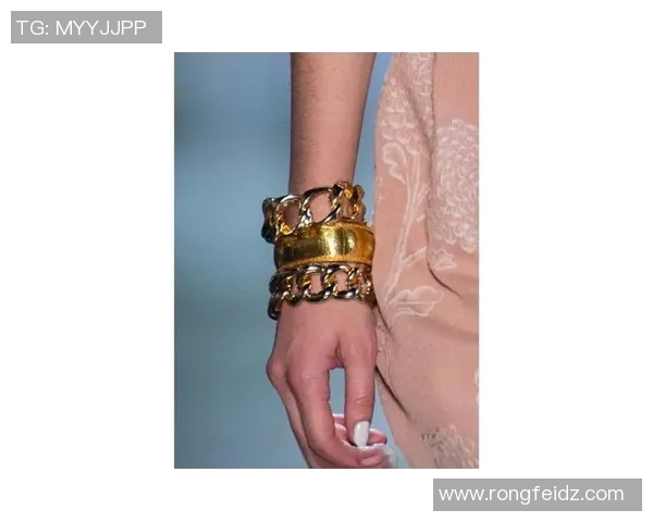 足球明星华丽转身展现魅力正装风采引领时尚潮流