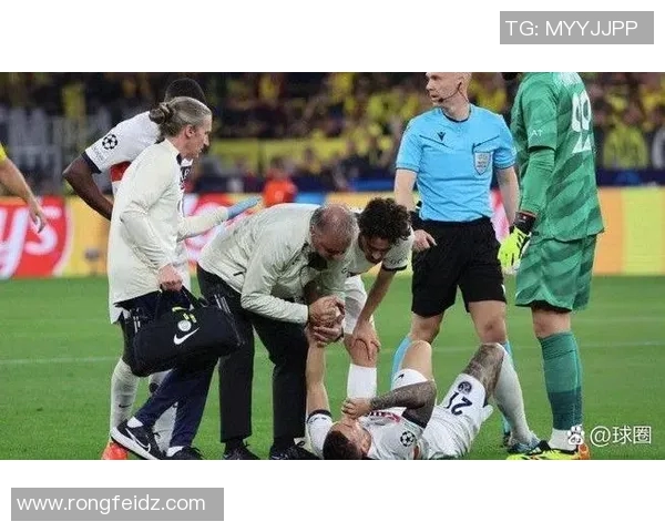 足球明星伤愈归来重返训练场展现强大斗志与拼搏精神 足球明星伤愈归来重返训练场展现强大斗志与拼搏精神